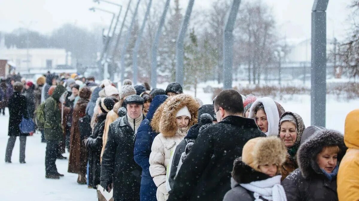 Всегда большая очередь. Толпа людей зимой. Очередь зима. Толпа людей на улице зимой. Толпа людей на улице Россия зима.