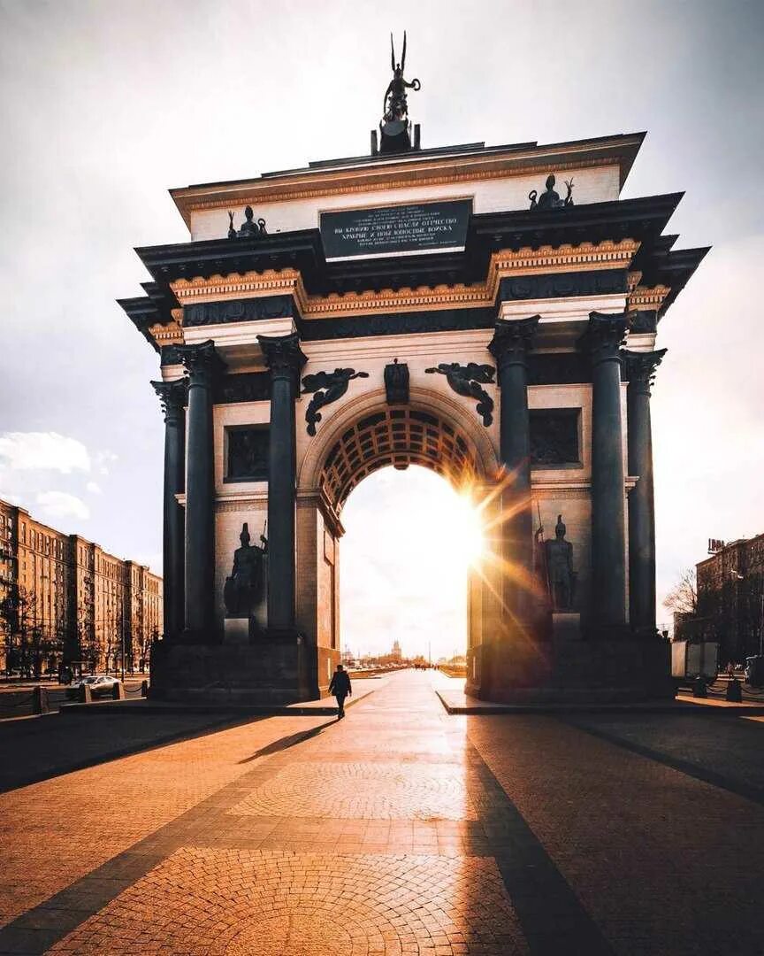 Триумфальная арка в Москве. Московские триумфальные ворота (Триумфальная арка). Триумфальная арка Бове архитектура. Триумфальные ворота на Кутузовском проспекте.