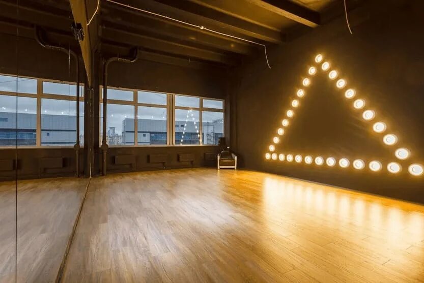 В квадратном зале для танцев. Танцевальный зал с подсветкой. Освещение для студии танцев. Хореографический зал. Прожектор для танцевального зала.