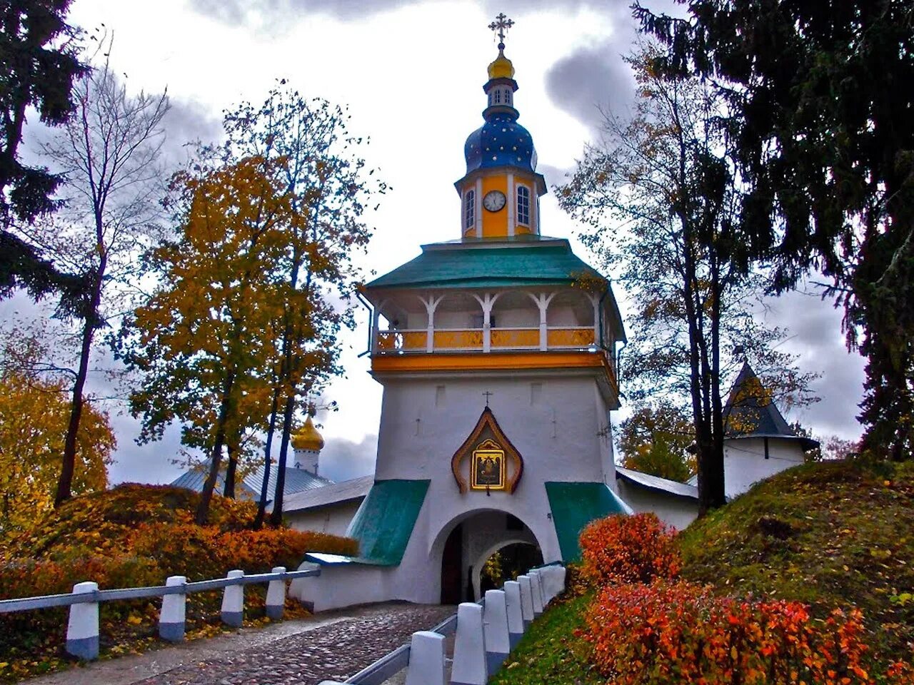 Монастыри псковской области фото. Псков Псково-Печерский монастырь. Печоры Псково Печерский монастырь. Псково-Печерский монастырь Лавра. Монастырь Свято Успенский Псково Печерский монастырь.