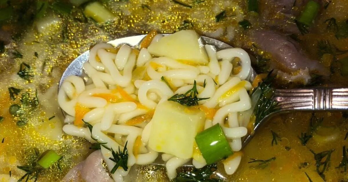 Суп с сердечками рецепт. Суп с буковками. суп с буквами. суп куриный с желудками и сердечками. суп с лапшой и потрохами.