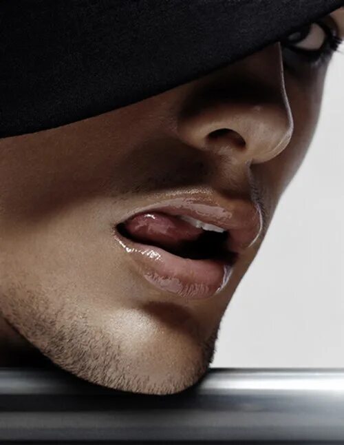 Парень облизывает губы. Мужчина гладит девушку по щеке. Парень прикусывает губу. Мужчина облизывается губы. Парень облизывает губы.