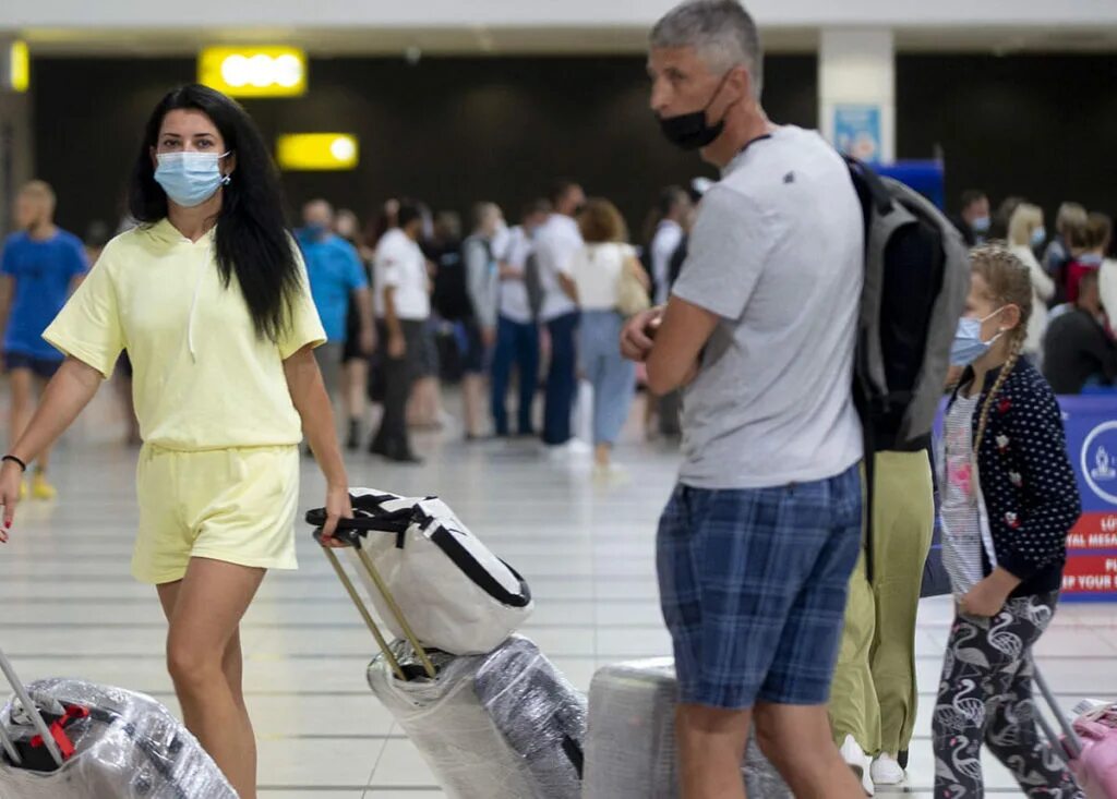 Культурно познавательный туризм в турции. Туристы в аэропорту. В группе российских туристов 2 человека. Аэропорт анталья. В группе российских туристов 2 человека.