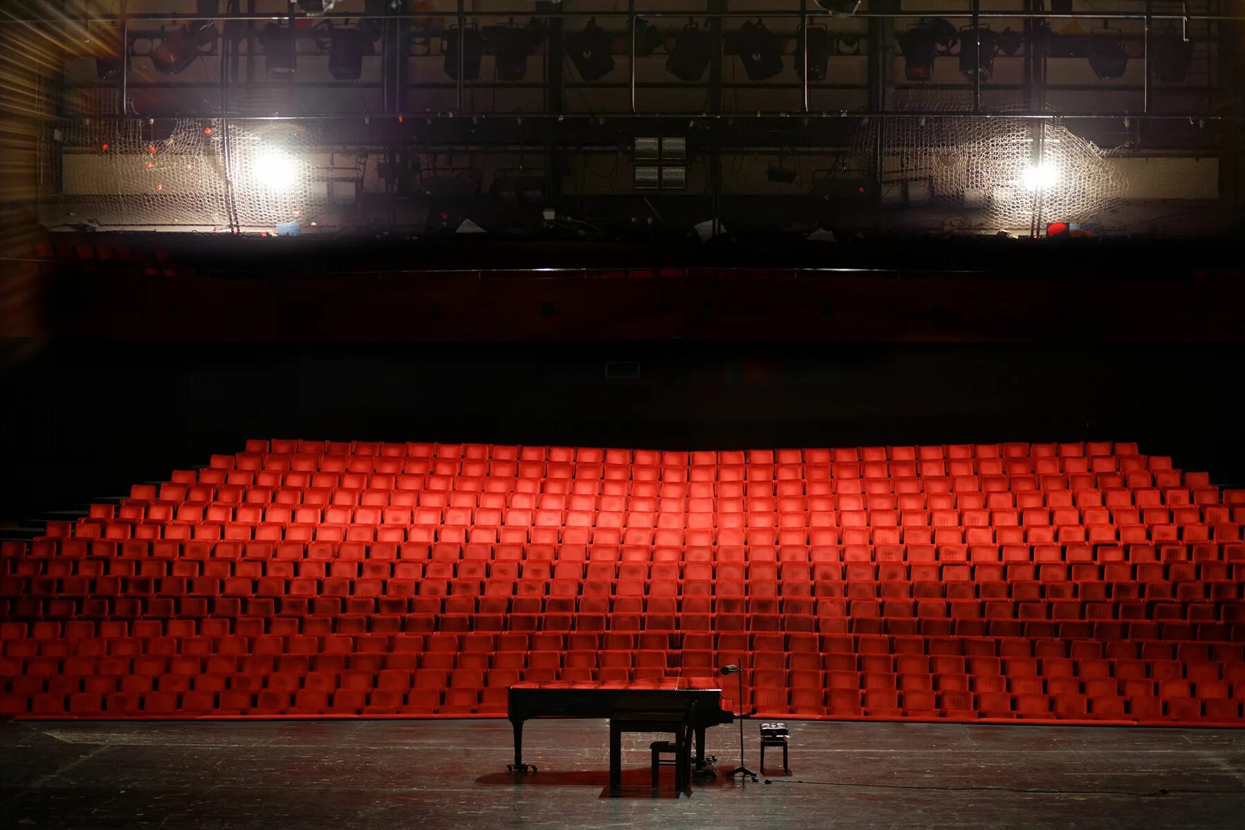 Winsdоr Royal Theatre Seats on the Stage. Winsdоr Royal Theatre Seats on the Stage Hamplet Play. Пустой концертный зал