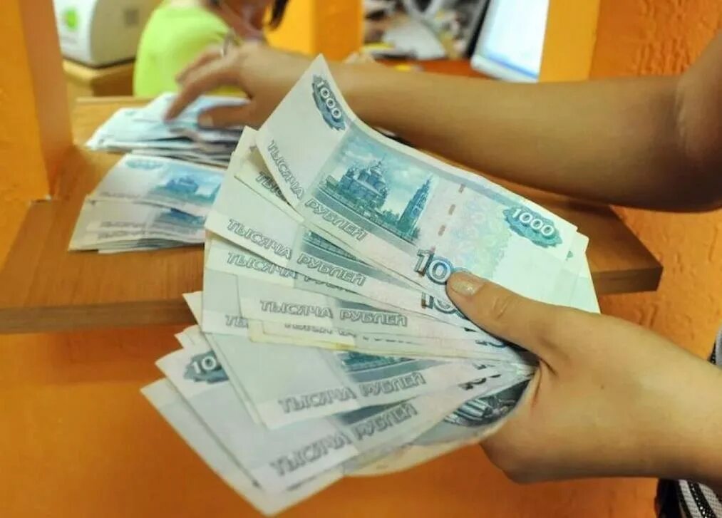 Маленькие зарплаты. Выдача заработной платы. Человек получает зарплату. Материальное поощрение. Работодатель деньги.