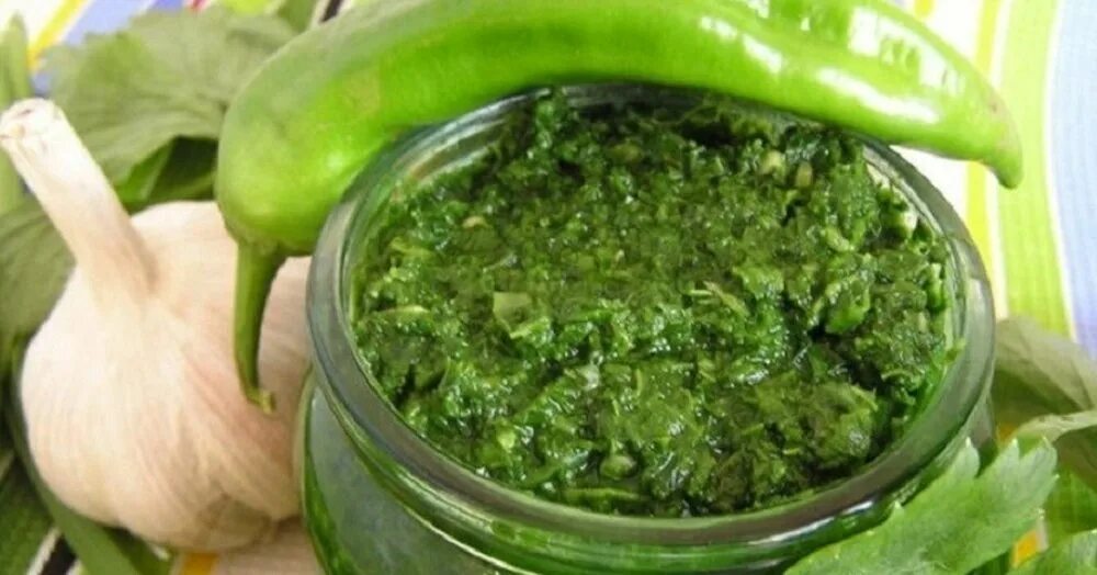 Аджика зеленая абхазская. Соус из зеленого перца. Соус из зеленого перца болгарского. Рецепты из зеленого перца. Соус из болгарского перца.