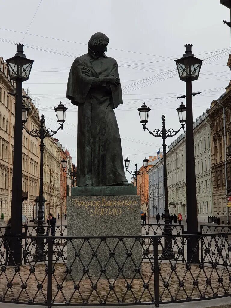 памятник гоголю малая конюшенная. н в гоголь в петербурге. памятник гоголю в санкт-петербурге кумарин. гоголь после гимназии. гоголю в г.
