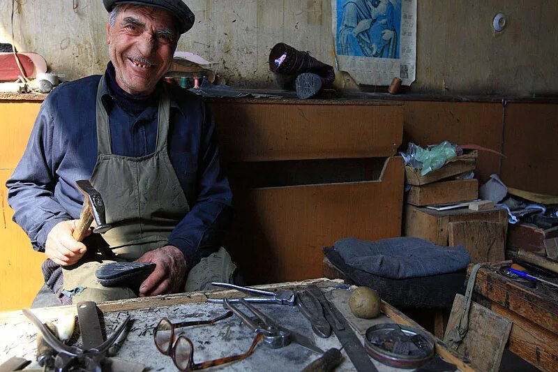 Сборщик верха обуви. Блог сапожника. Сапожник фото. Блог сапожника. Профессия обувщик.