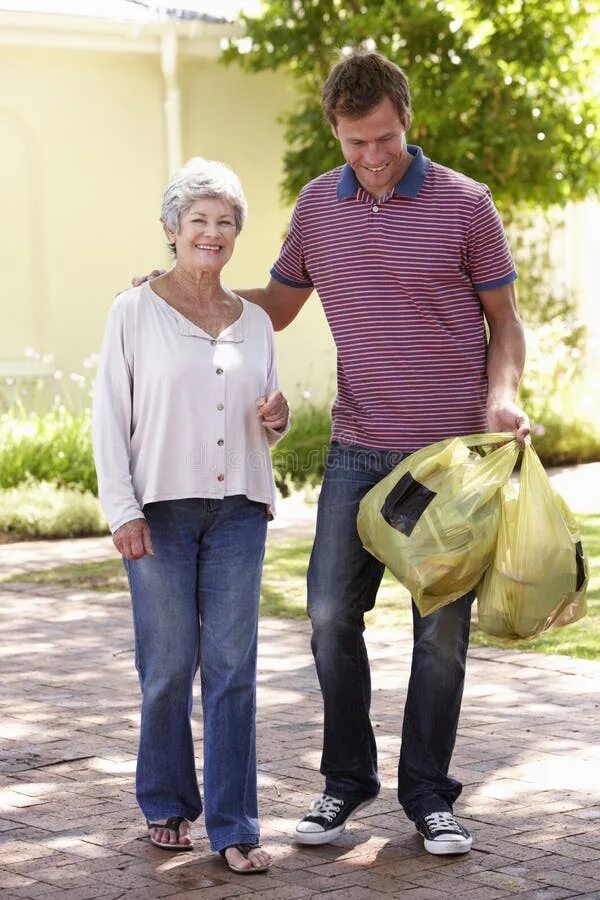 Габар социальный эксперимент. Парень помог донести. Помоги бабушке перейти дорогу. Добрые поступки людей. Парень помогает людям.
