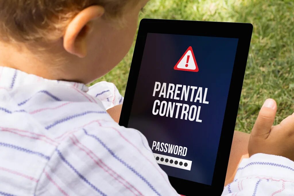 Parents control. Контроль ребенка. Контролируйте детей в интернете. Родительский контроль фото. Контроль за детьми в интернете.