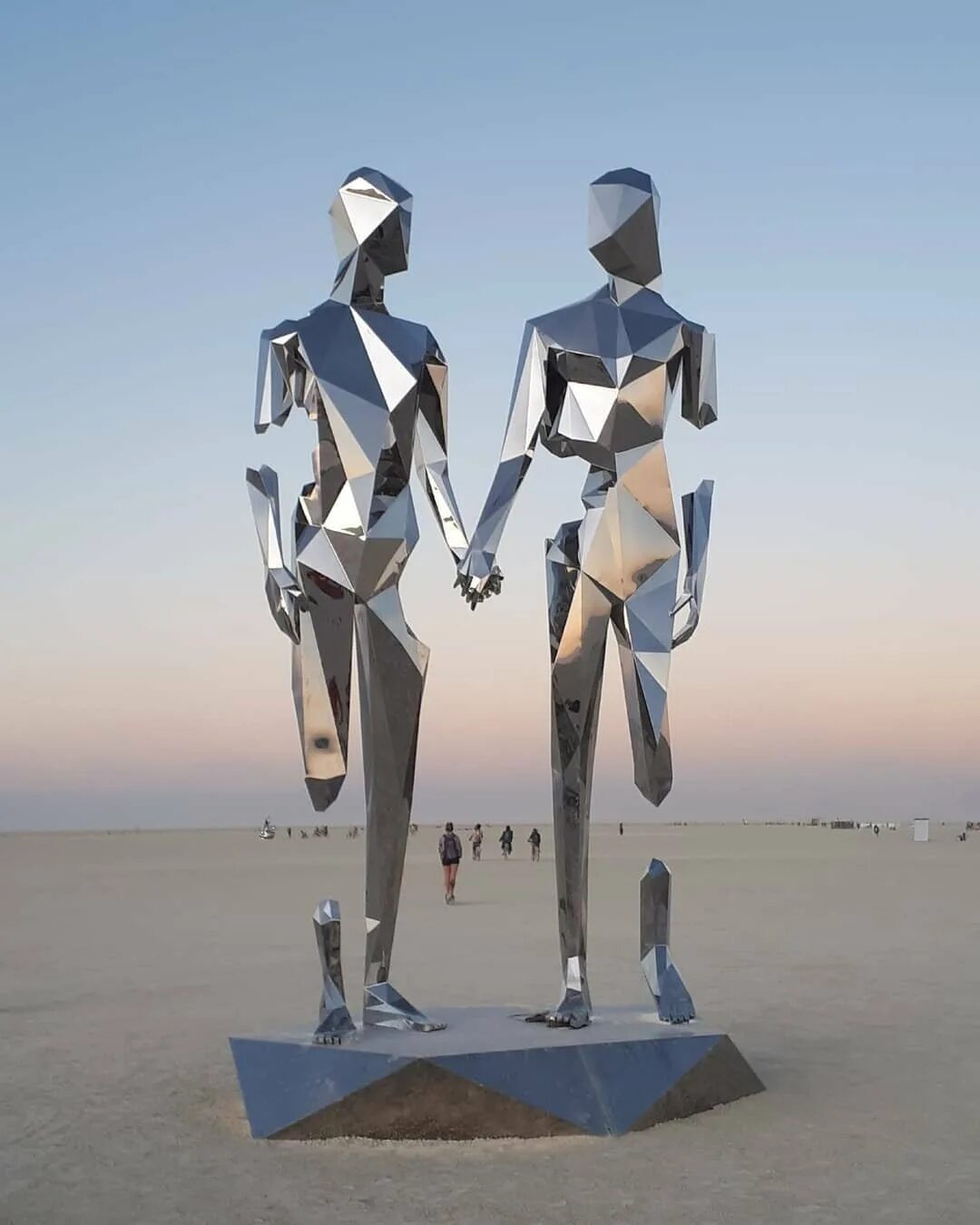 Мир фигур 63 глава. Бёрнинг Мэн статуя. Скульптура Бернинг Мэн любовь. Статуя Бернинг Мэн 2022. Фестиваль Burning man статуи.