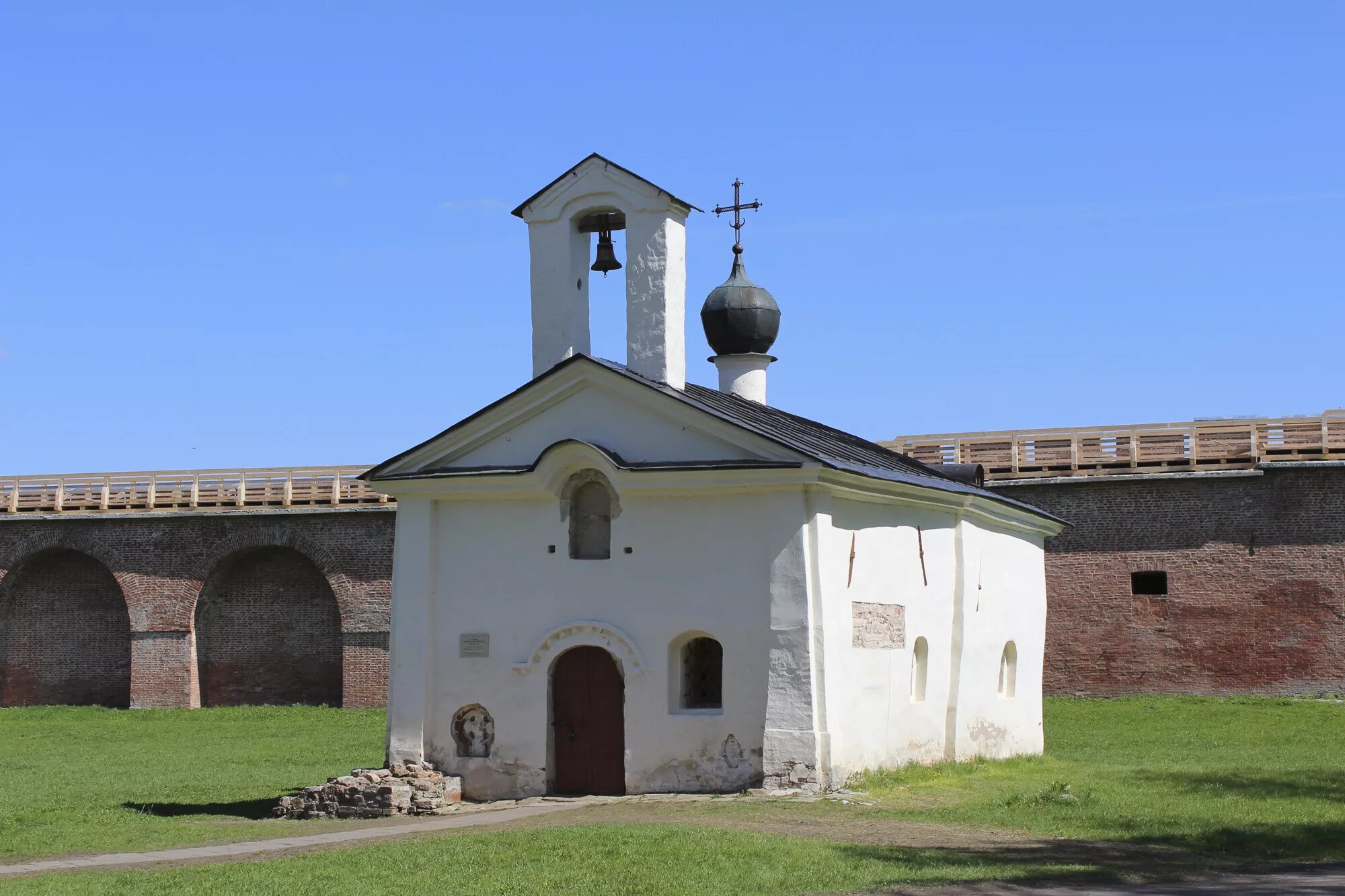 Новгородский детинец великого новгорода церковь андрея стратилата. Церковь андрея стратилата орнамент. Москва. Новгородский кремль церковь андрея стратилата. Алексеевский монастырь церковь андрея стратилата.