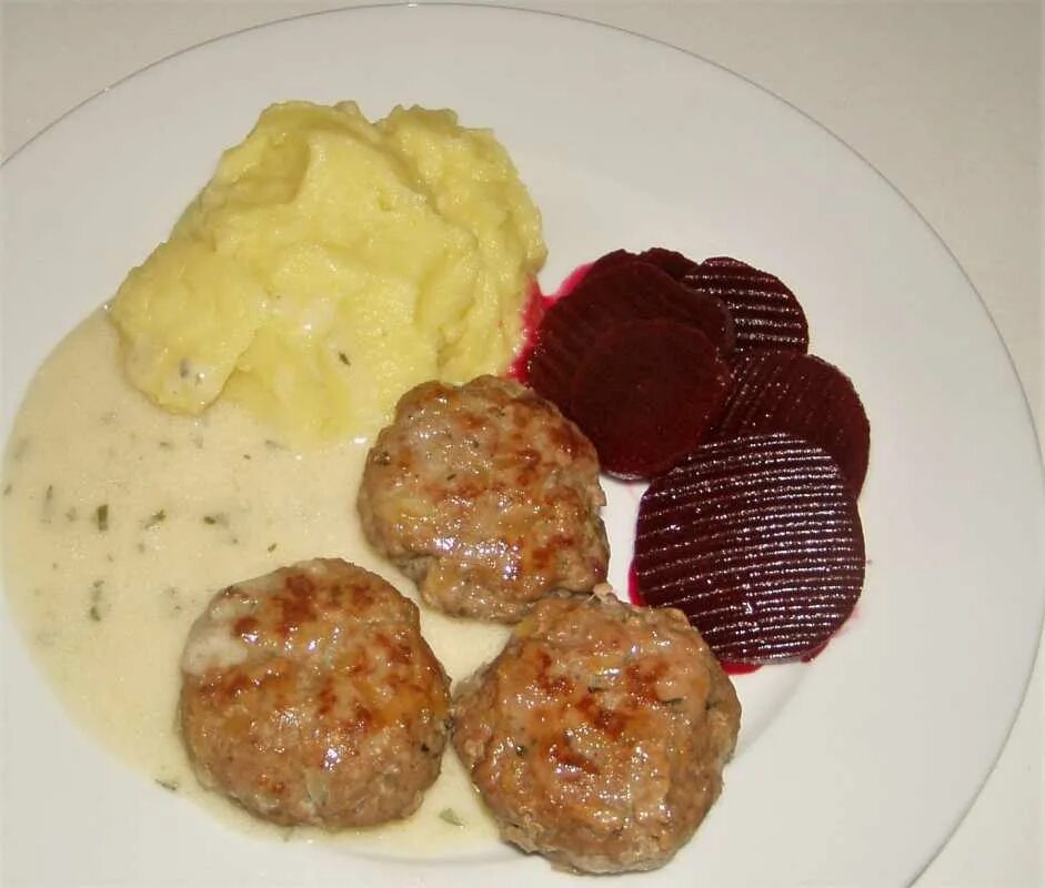 Жареные котлеты. Котлеты в томатном соусе. Котлета куриная жареная. Котлеты в соусе. Говяжьи митболы.