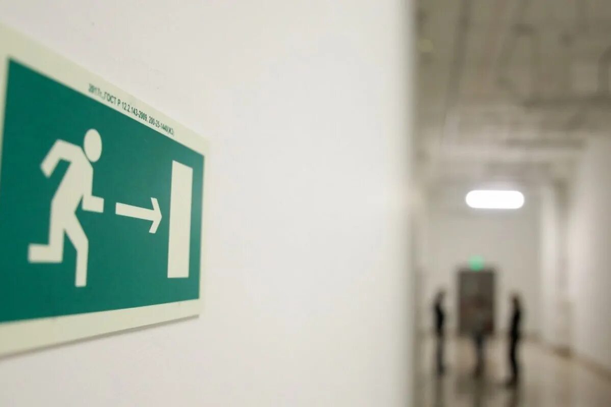 Покинуть здание при пожаре. Эвакуация людей из здания. Покинуть здание картинки. Эвакуационный выход из здания. Покидание рабочего места.