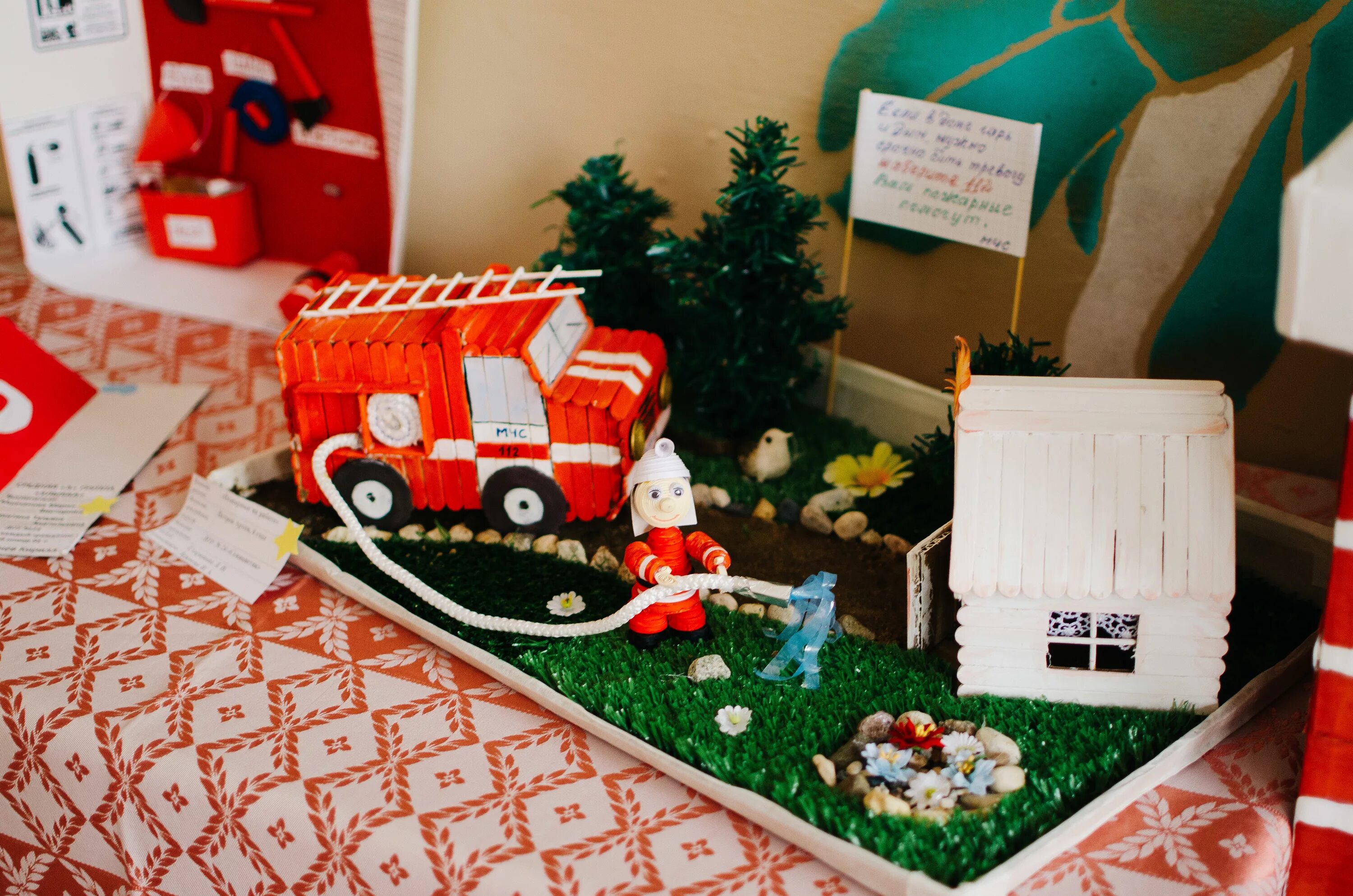 Поделки в сад пожарная. Поделка пожарный. Поделки на тему неопалимая купина по пожарной безопасности. Пожарная машина поделка. Неопалимая купина огнетушитель.