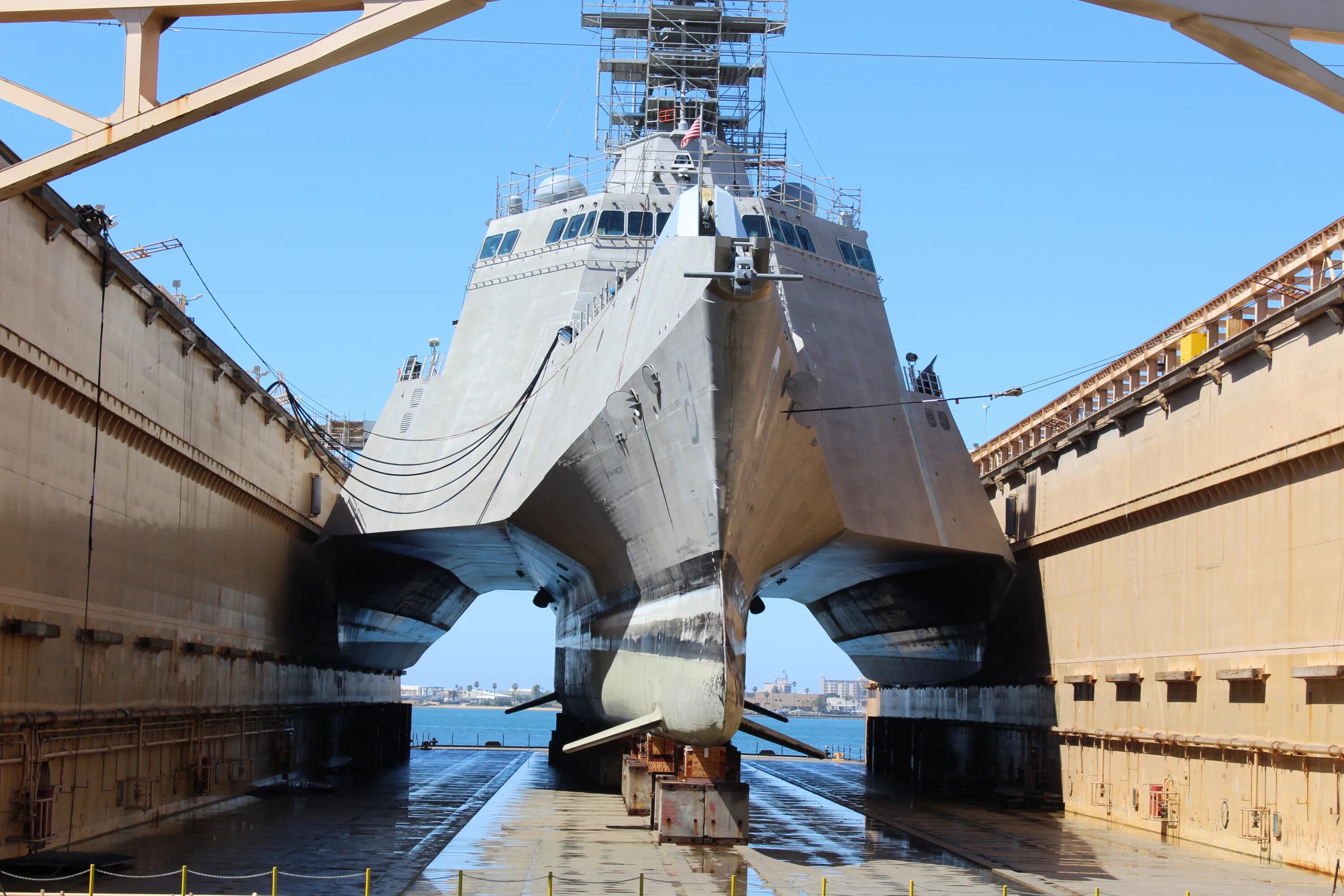 Станция кораблей как называется. USS Montgomery (LCS-8). США судостроение верфь. Судостроение ВМС США. Военный корабль в доке.