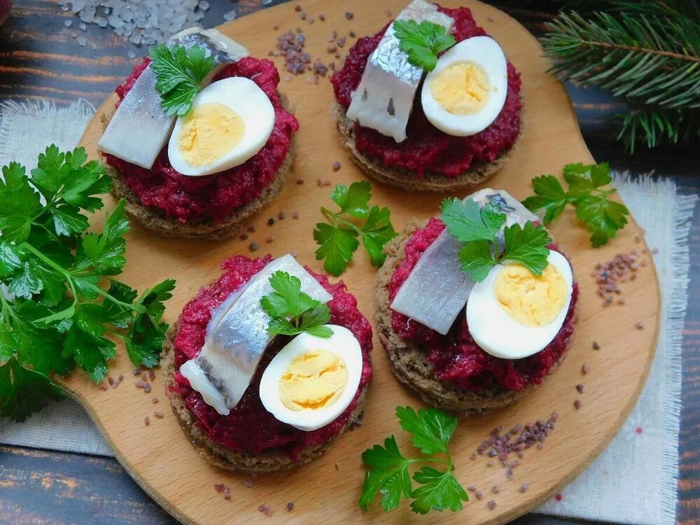 Бриошь-брускетта. Красивые бутерброды с селедкой. Бутерброды с сельдью. Красивые бутерброды. Бутерброды с сельдью и свеклой.