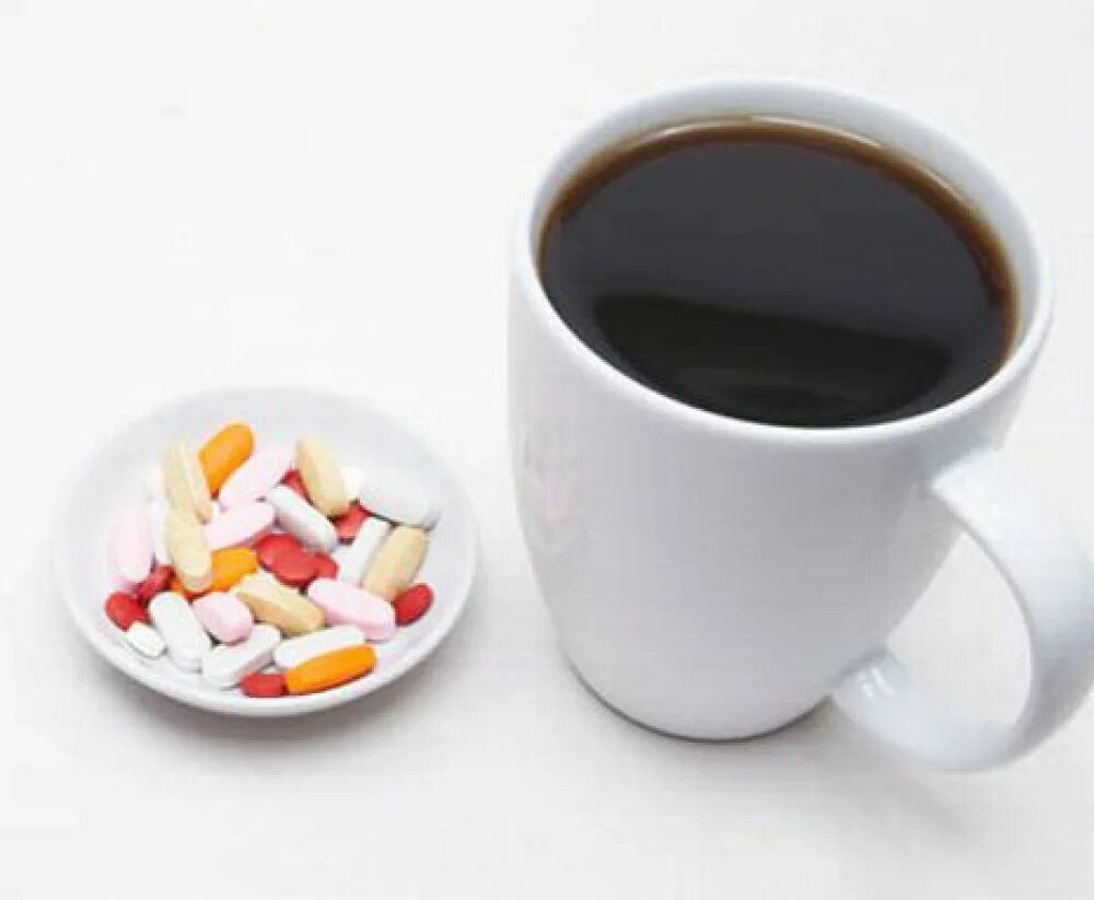 Кофе в таблетках. Витамины в кофе. Кружка с лекарством. Витамин с и кофе сочетание. Почему нельзя запивать чаем