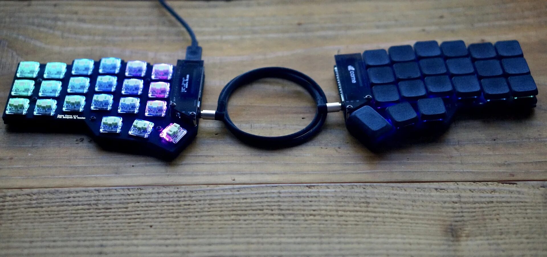 Corne keyboard. Corne клавиатура. сплит клавиатура corne. клавиатура corne в корпусе. staggered-row клавиатура.