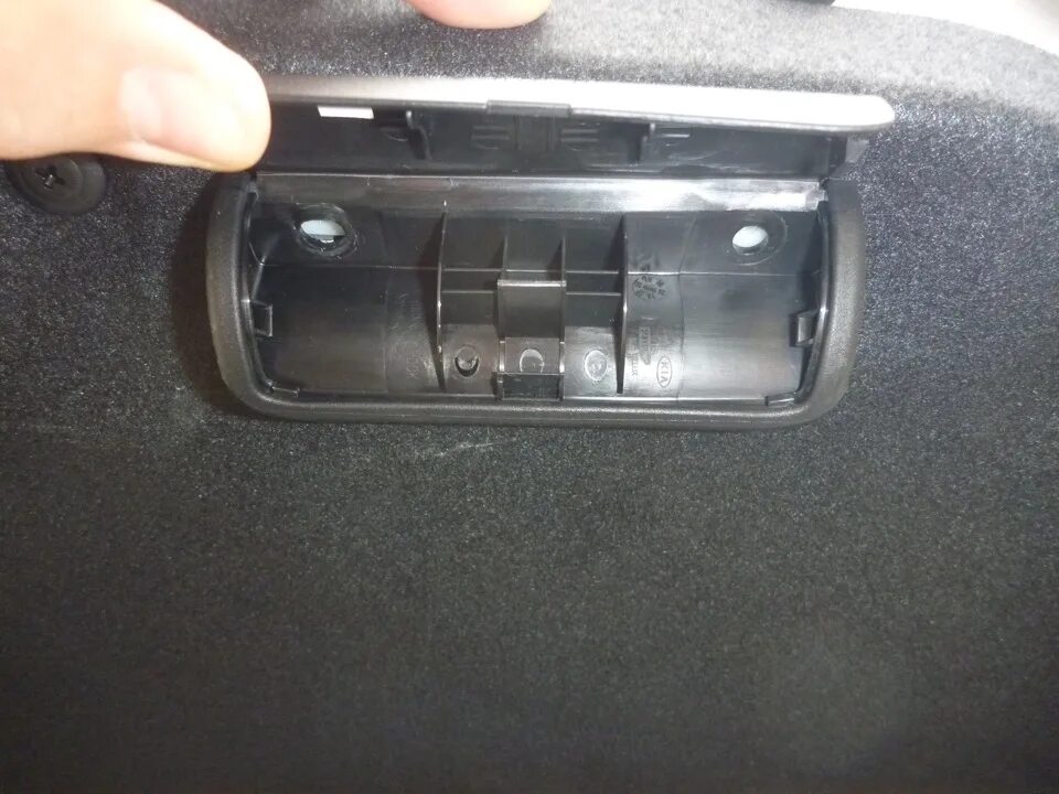 Кнопка багажника Солярис 2 хэтчбек. Hyundai Solaris 14 кнопка багажника. Кнопка багажника Хендай Солярис хэтчбек 2015. Кнопка багажника хендай солярис хэтчбек