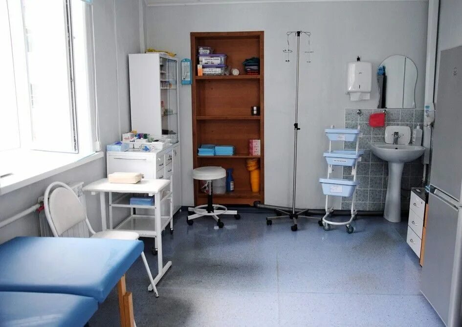 процедурный кабинет. мебель для медицинских кабинетов. интерьер медицинского кабинета. клиника доктор сан пермь горького 83. кабинет медсестры.