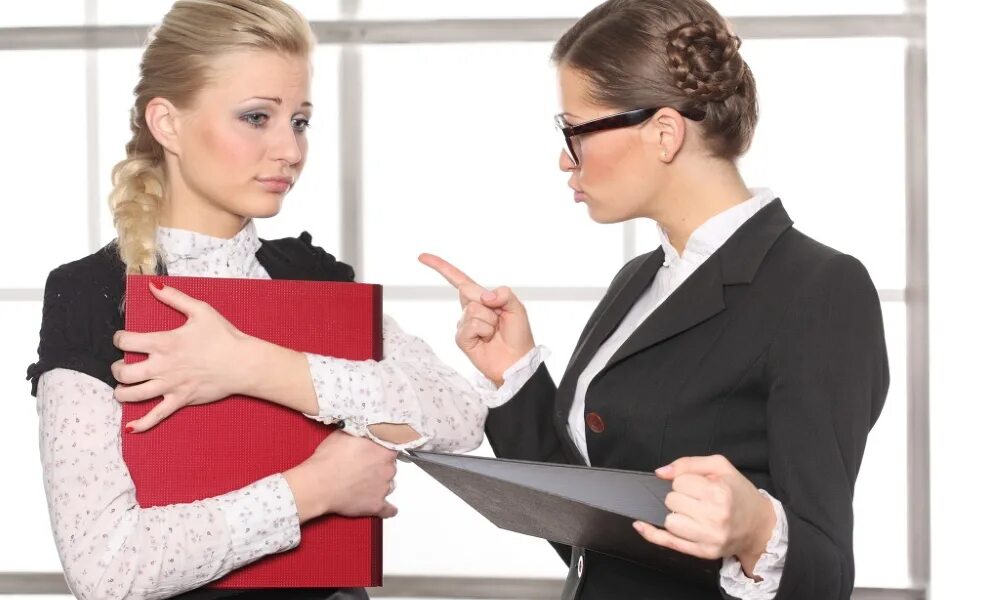 Справедливое замечание. Человек делающий замечания. Сделать замечание. Воспитанный мужчина не сделает замечания женщине плохо несущей шпалу. Человек делающий замечания.