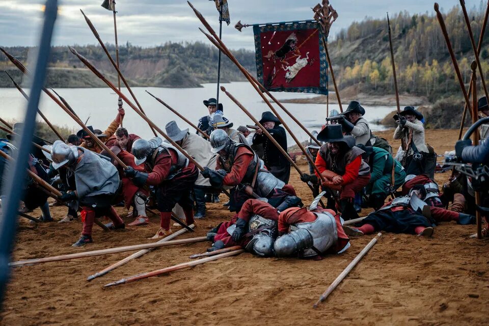 Массовая битва с участием людей. Наполеон битва ватерлоо. Польские захватчики с перьями. Бой подушками. Польские захватчики фото для фона.