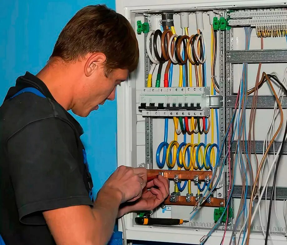 Как правильно произвести монтаж. Монтаж распределительного щита. сборка щита электрического. монтаж щитового оборудования. укладка проводов в щите.
