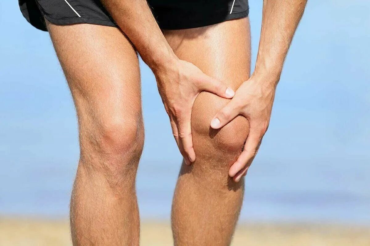 Болит колено у мужчины причины лечение. Здоровые колени. Мужские ноги. Человек на коленях. Здоровые мужские ноги.