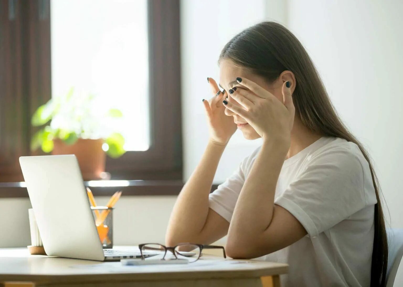 Как сохранить зрение при работе за компьютером. Ухудшение зрения за компьютером. плохое зрение компьютер. перед компьютером. плохое зрение от компьютера.