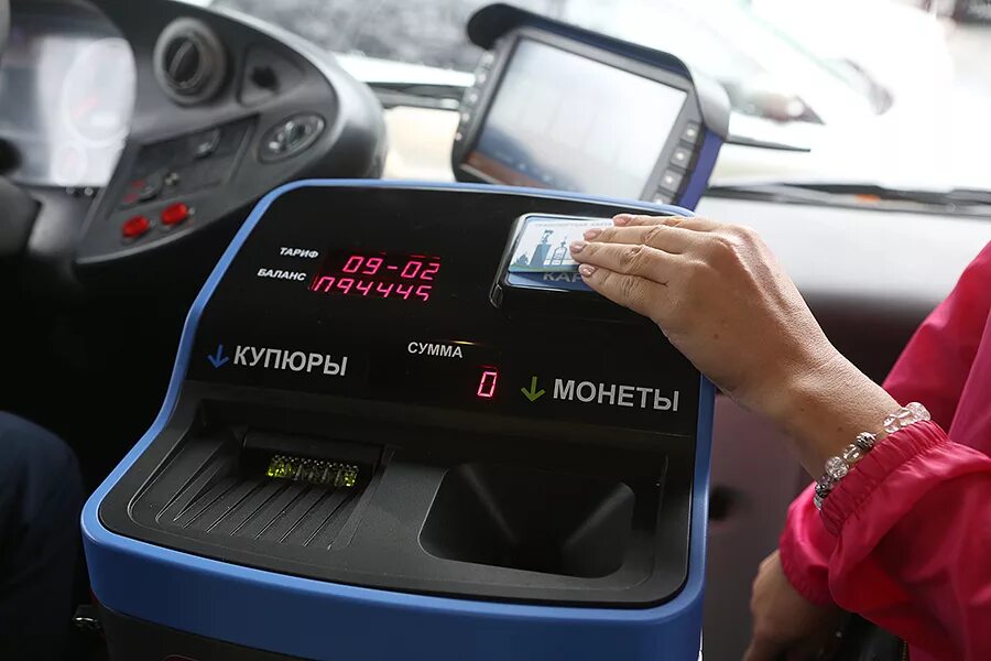 Терминал оплаты в автобусе. Аппарат для оплаты в автобусе. Бортовое оборудование автобуса. Проездной общественный транспорт.