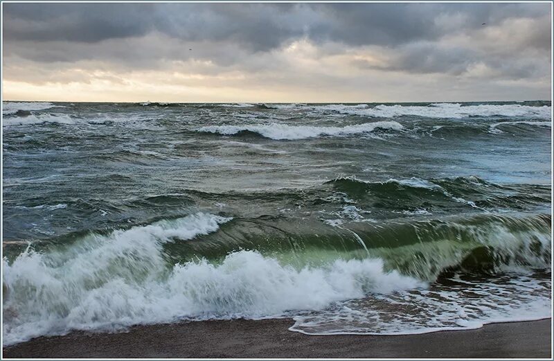 Прилегающее море. Рыбинское водохранилище шторм. шторм на рыбинском водохранилище. рыбинское водохранилище волны. горьковское море шторм.