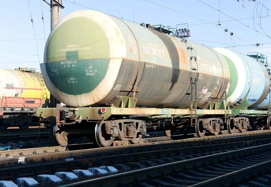 Восьмиосная цистерна для бензина (модель 15-1500). 1566 цистерна. Вагон-цистерна модель 15-1566. Вагон цистерна 15-1566. Цистерна для вязких нефтепродуктов модель 15-1566.