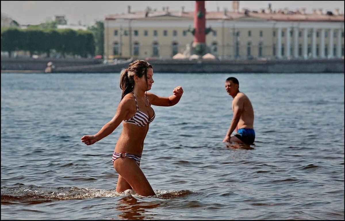 Петы купаются. Жара в Санкт-Петербурге. Девушки Санкт-Петербурга. Жаркое лето в Питере. Жара в Питере.