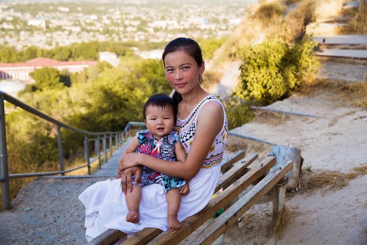 Женщины Азии с детьми. Ребенок азиатской внешности. Азиатская мама с младенцем. Мамы разных стран. Красота материнства