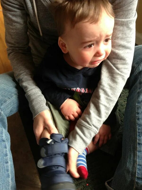 Отцы и дети. Почему сын плачет. Фото плачущего ребенка. Тревожный ребенок. Если мама плачет.