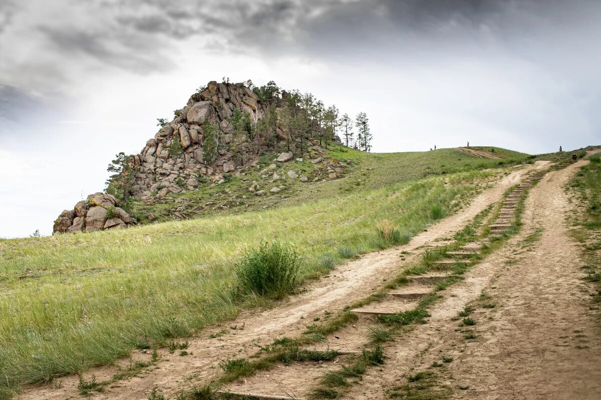 Омулевка гора представляющая собой. Скала спящий лев бурятия. Омулевая гора в улан-удэ. Самые красивые фото хабаровск утёс. Гора омулевая бурятия.