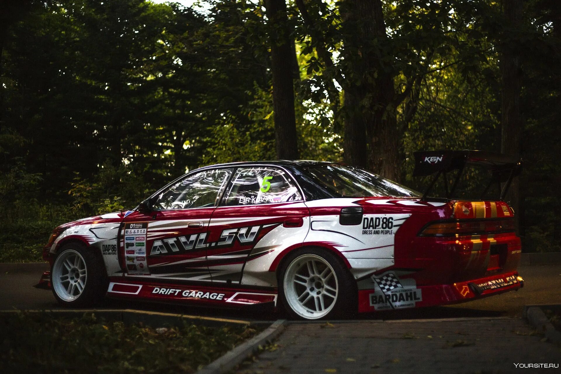 Zivert - vinyl #2 2021. Тойота марк 2 дрифт парадайс. Певица зиверт многоточие. Zivert 2019 - vinyl #1. Виним 2.