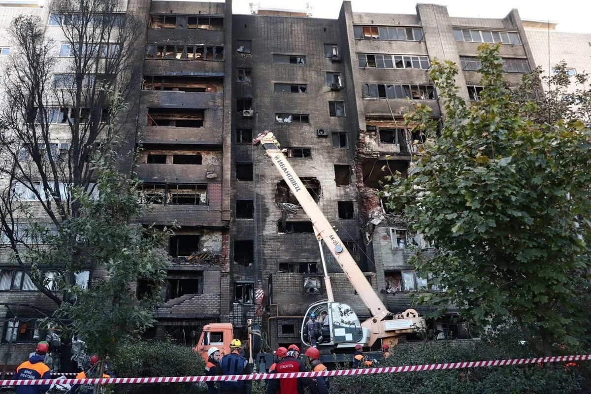 Самолет упал на жилой дом. Многоэтажный дом. разрушенные дома. пожары в жилых домах. разрушенная пятиэтажка.