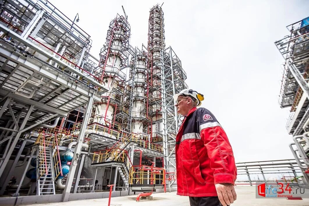 Профессии нефтепереработки. Волгоградский нпз лукойл. Мнпз московский нефтеперерабатывающий завод. Завод переработки нефти. Работа на нефтеперерабатывающем заводе.
