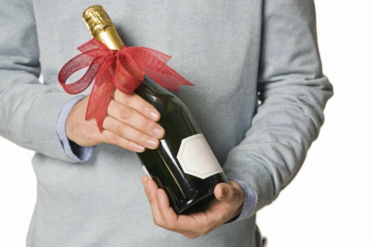 Подарки после 30. Шампанское в подарок. Подарок " мужчине". Бутылка вина в подарок мужчине. Мужчина с бутылкой шампанского.