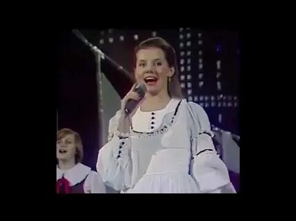 Песня по круглым камушкам течет ручей