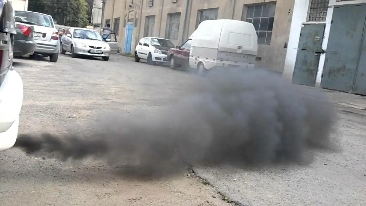 Чёрный дым из лохлопной. Чёрный дым из выхлопной трубы. Выхлопная труба с дымом. Черный дым из выхлопной трубы daewoo matiz. Выхлопные газы.