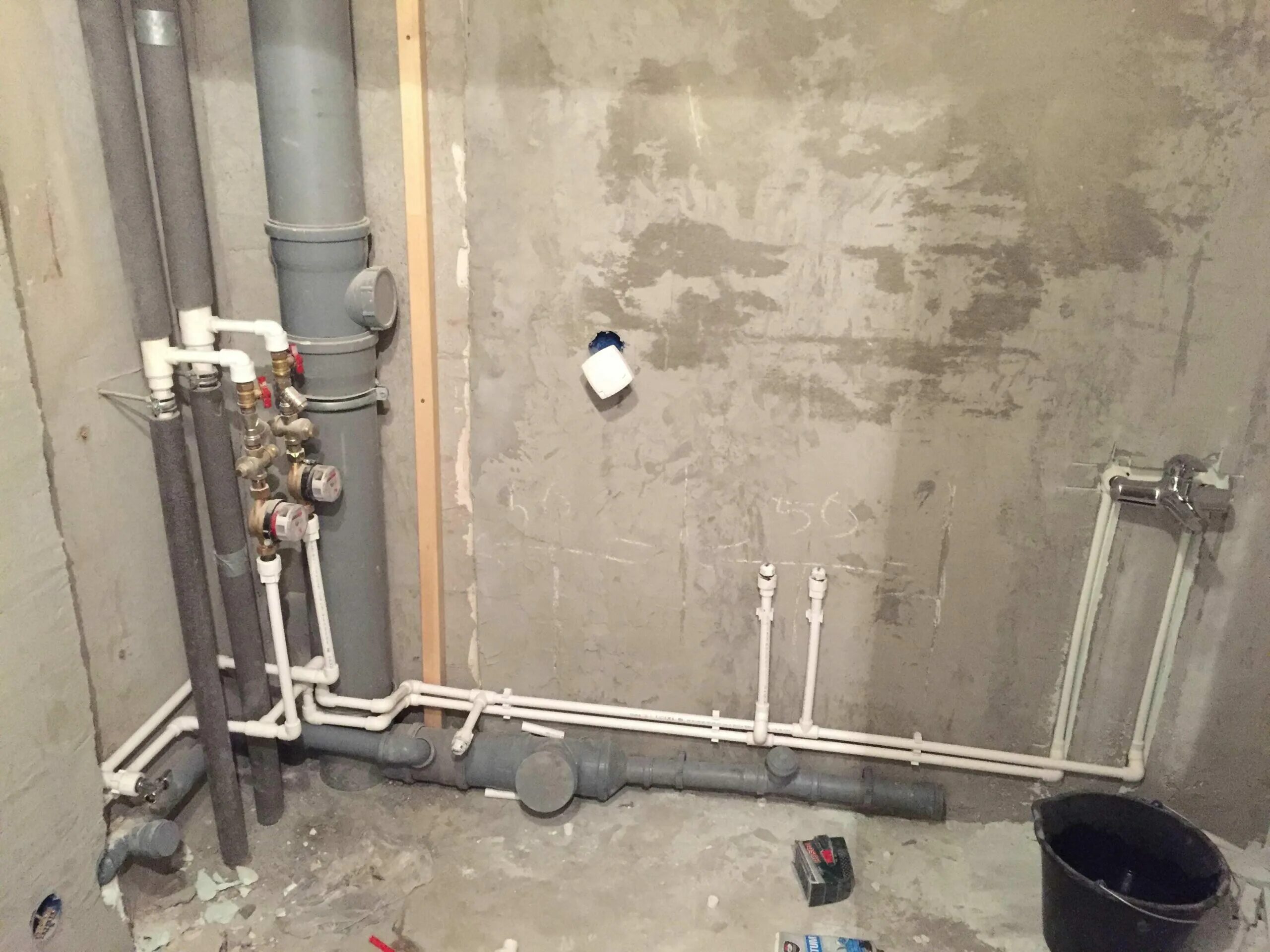 Санузел коллекторная разводка труб. Система водоснабжения в квартире. Коллекторная разводка хвс и гвс. Подводка труб в ванной. Монтаж водоснабжения.