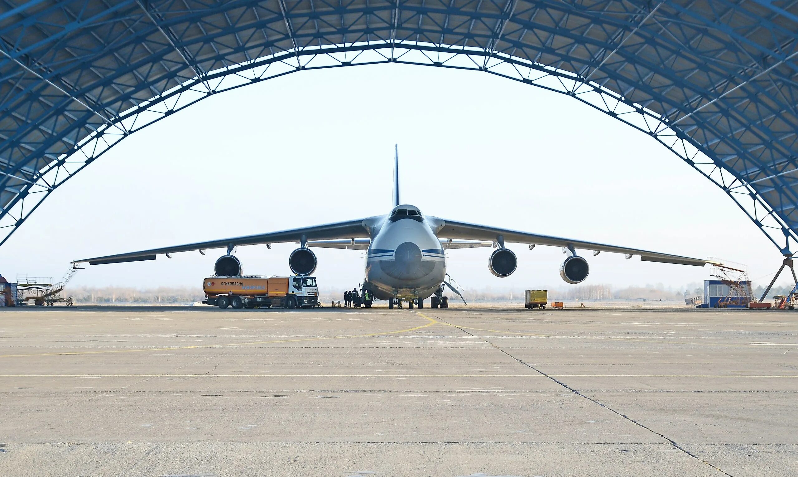 Ан 124 транспортный грузоподъемность. Ан 124 транспортный грузоподъемность. Ан 124 100. Ан 124 транспортный грузоподъемность. Ан-124 рампа.