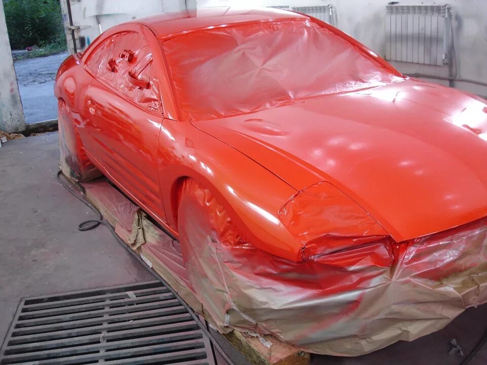 Где можно покрасить автомобиль. Mitsubishi Eclipse кузов. Красный кузов. Прочная краска кузова автомобиля. Авто 2012 крашенный кузов.