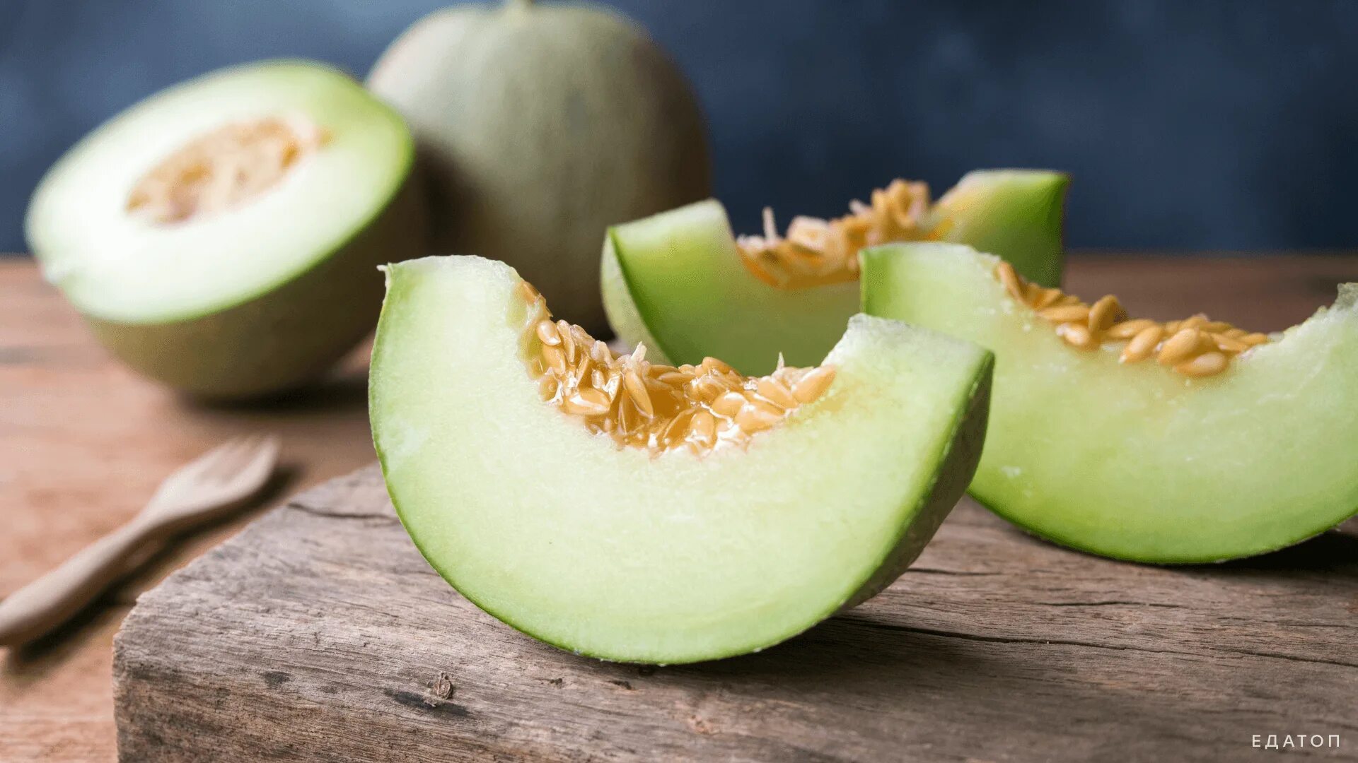 Мальчик ест. Хочу дыню. Малахов с арбузами. Таджик с арбузами на рынке. Хочу дыню.