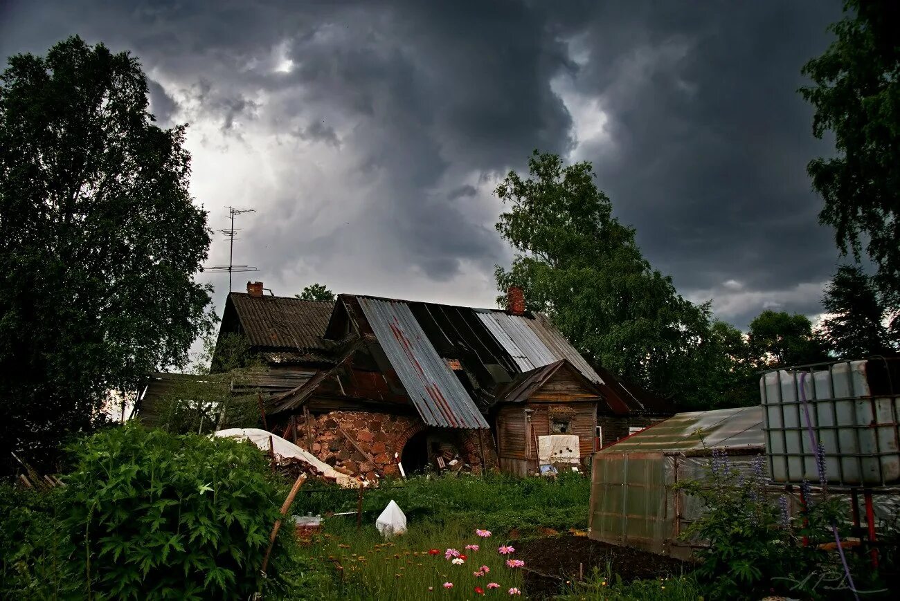 Грози село. Гроза в деревне. Дождь в деревне. Деревня перед грозой. Дождливая деревня.