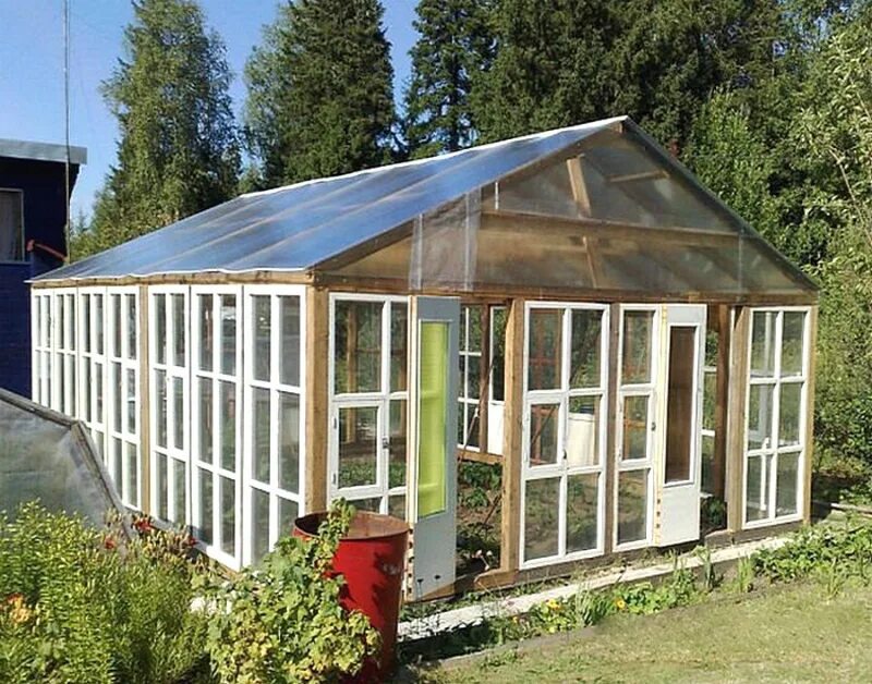 Парник из старых оконных рам. Теплица из оконных рас. теплица из рам. парник из оконных рам. парник из рам.