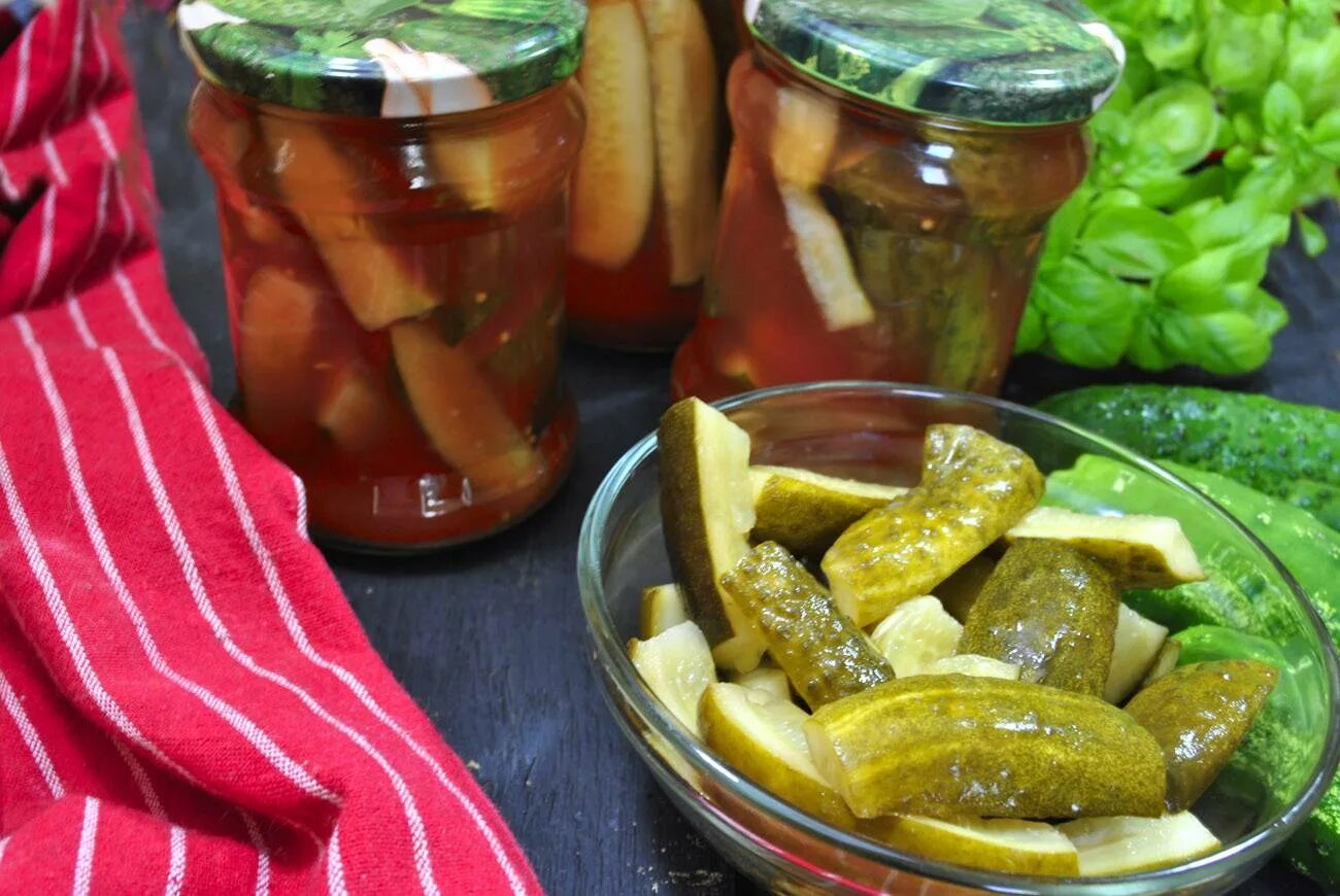 Рецепт огурцов дольками с горчицей на зиму. Огурцы брусочками. огурцы дольками на зиму. огурцы в кетчупе. салат из огурцов с кетчупом.